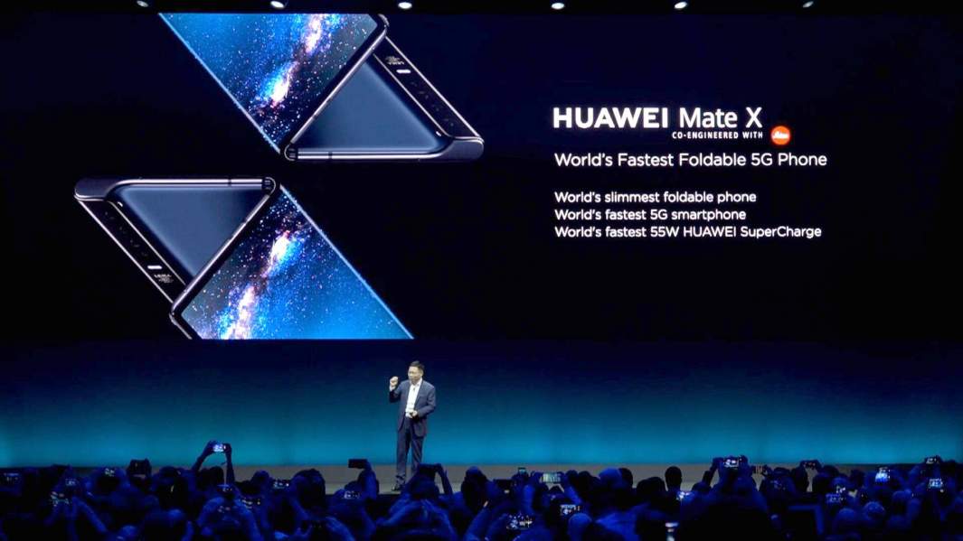 Генеральный директор Consumer Business Group компании Huawei, представляет новый складной смартфон Mate X