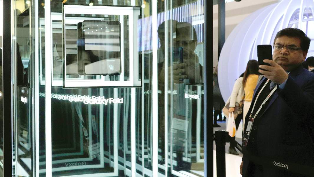 Посетители фотографируют новый Samsung Galaxy Fold (смартфон со складным дисплеем) на ежегодном мобильном конгрессе в Барселоне Mobile World Congress 2019
