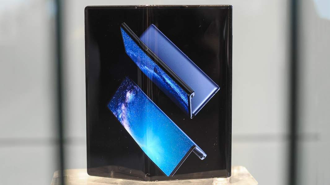 Новый смартфон Huawei Mate X на выставке Mobile World Congress 2019. Барселона, Испания