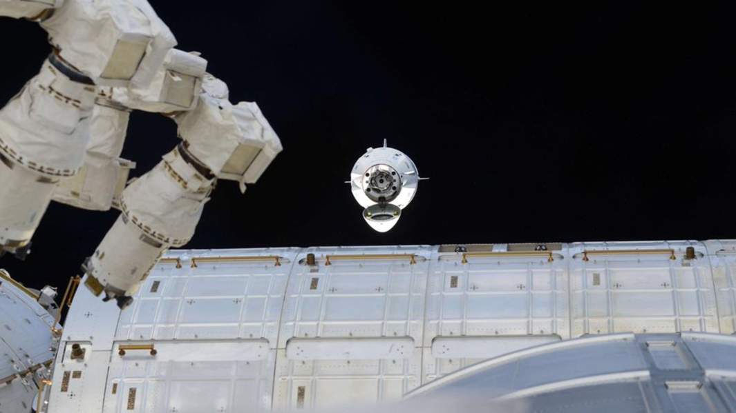 Космический корабль Crew Dragon во время этапа стыковки с Международной космической станцией 