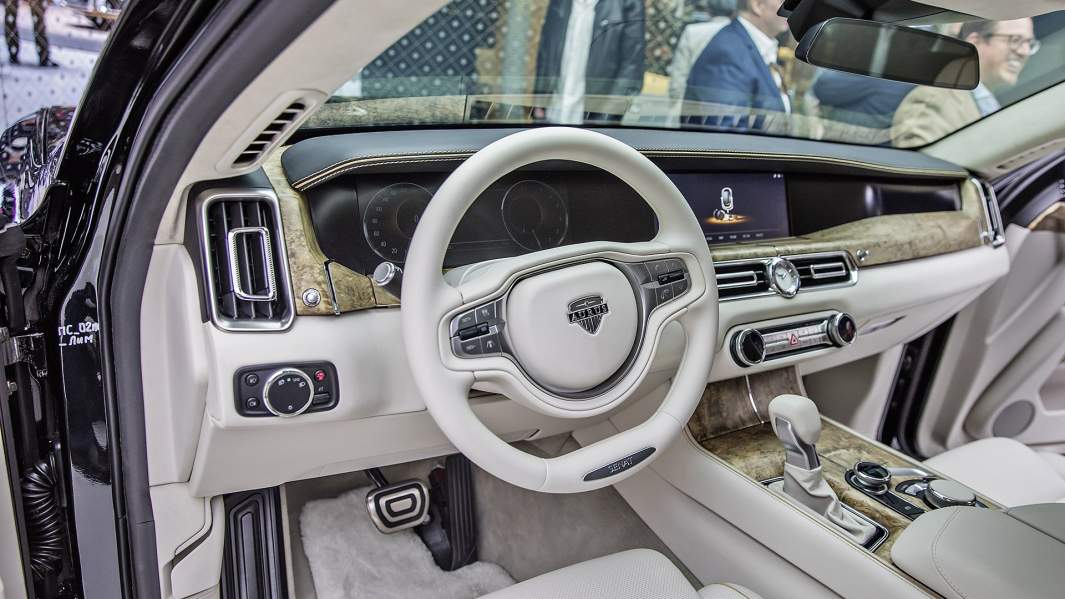 Интерьер Aurus представленного на Международном женевском автосалоне