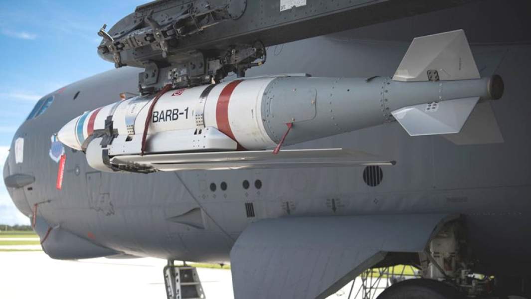 Мина Quickstrike-ER под крылом стратегического бомбардировщика B-52H