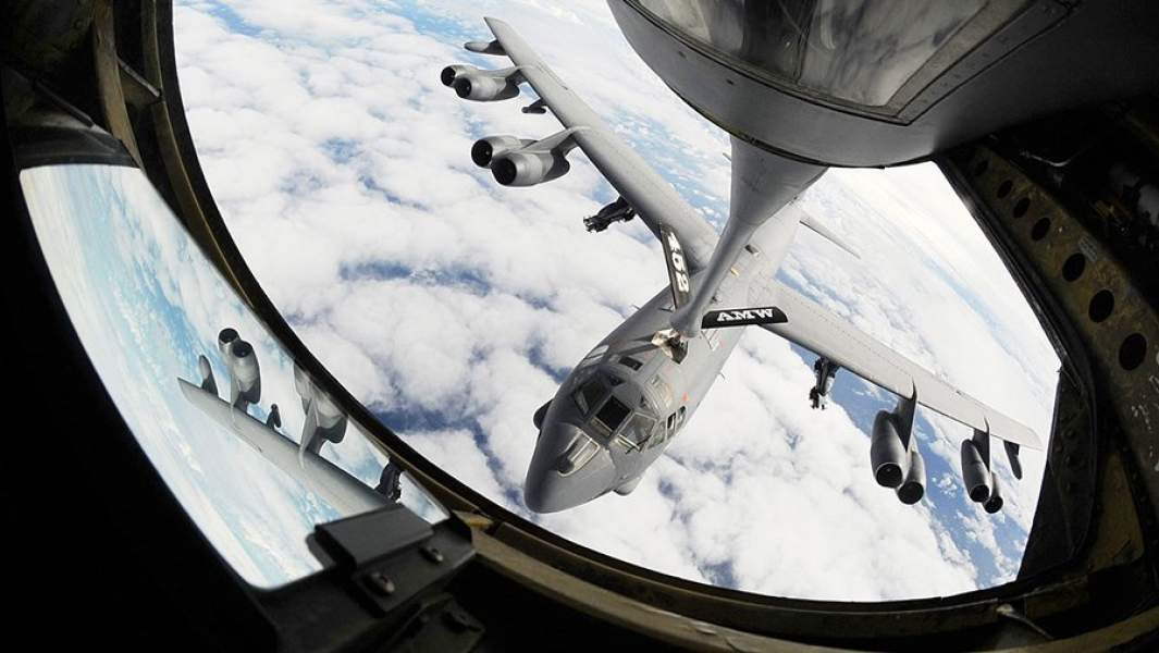 Дозаправка в воздухе стратегического бомбардировщика B-52H