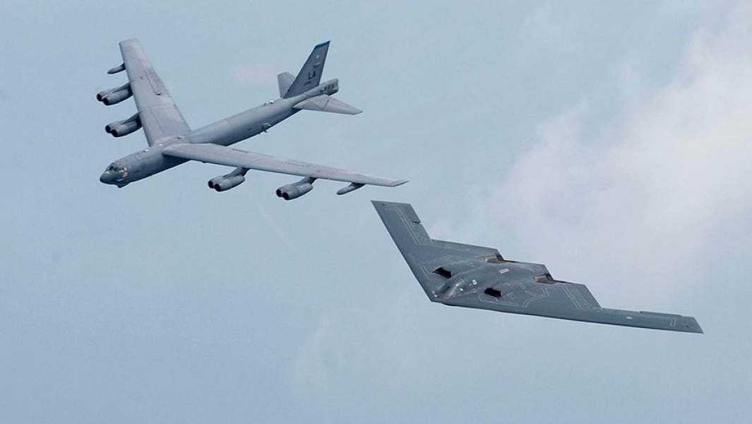 Стратегические бомбардировщики B-52H и B-2 в полете