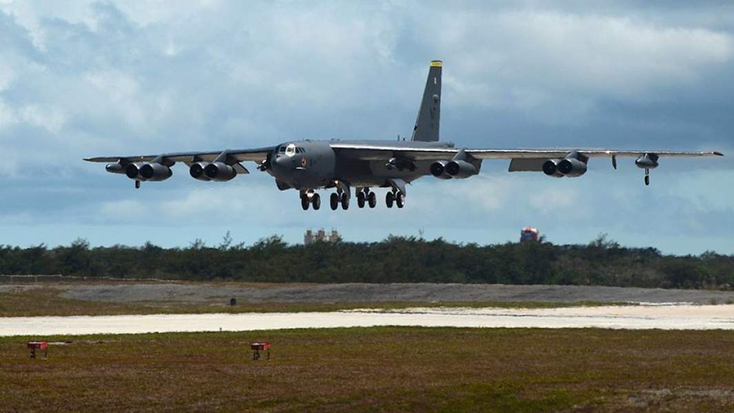 Стратегический бомбардировщик B-52H во время посадки