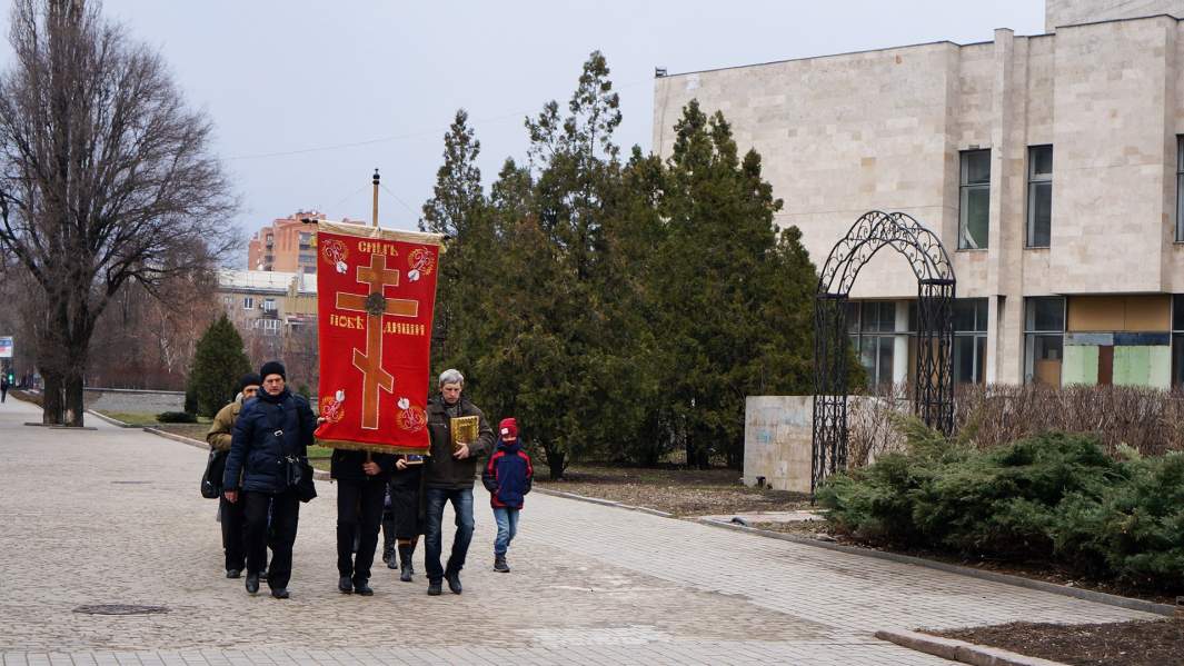 Вокруг здания Облгорадминистрации Донецка, у стен которого началось восстание на Донбассе, группа православных в течение 4,5 лет каждый день проводит крёстный ход