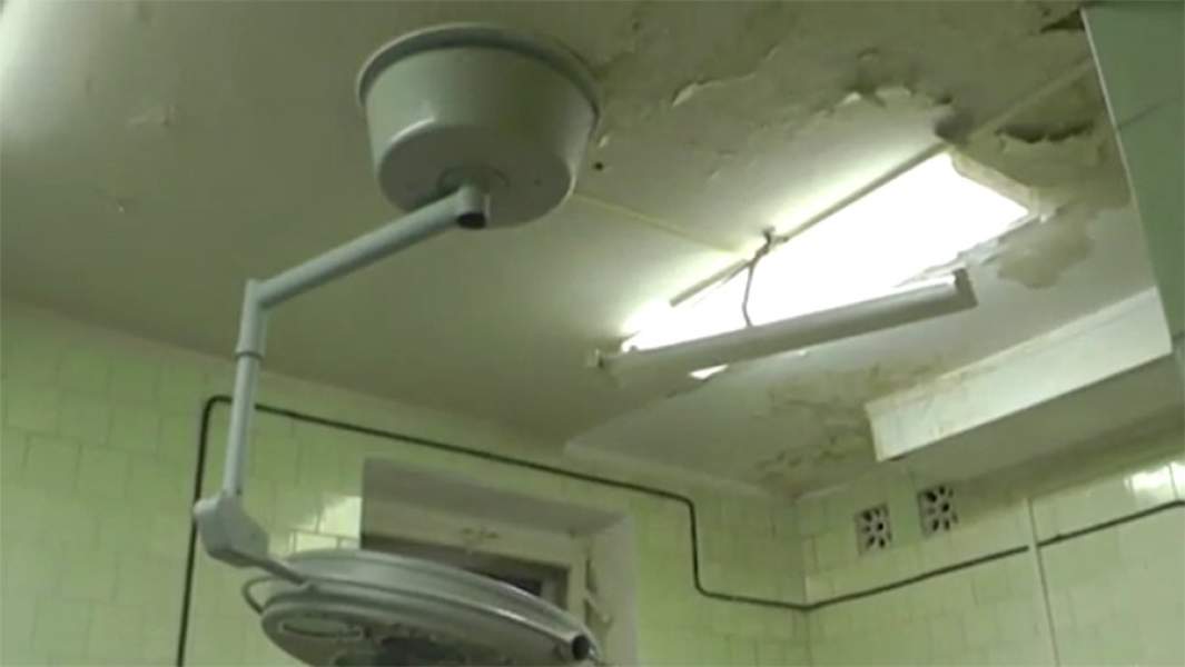 Потолок одной из операционных перинатального центра Салавата