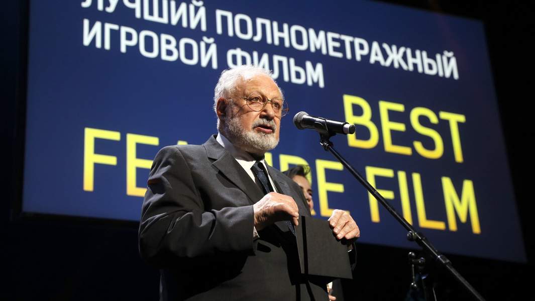 Кинодраматург, кинорежиссёр и писатель Рустам Ибрагимбеков на церемонии вручения ежегодной Международной кинематографической премии «Восток - Запад. Золотая арка» в Центре оперного пения Галины Вишневской