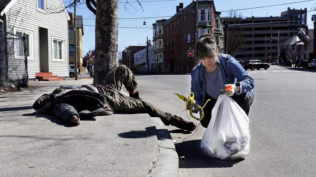 Пьяный мужчина спит на улице Портленда, штат Орегон
