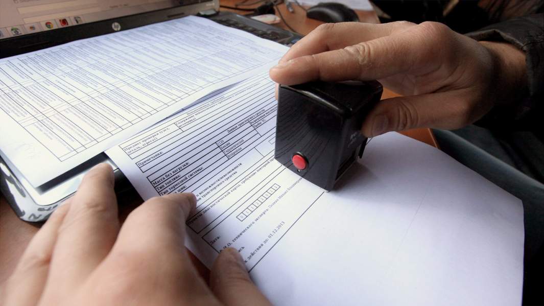 Сотрудник пункта технического осмотра оформляет диагностическую карту