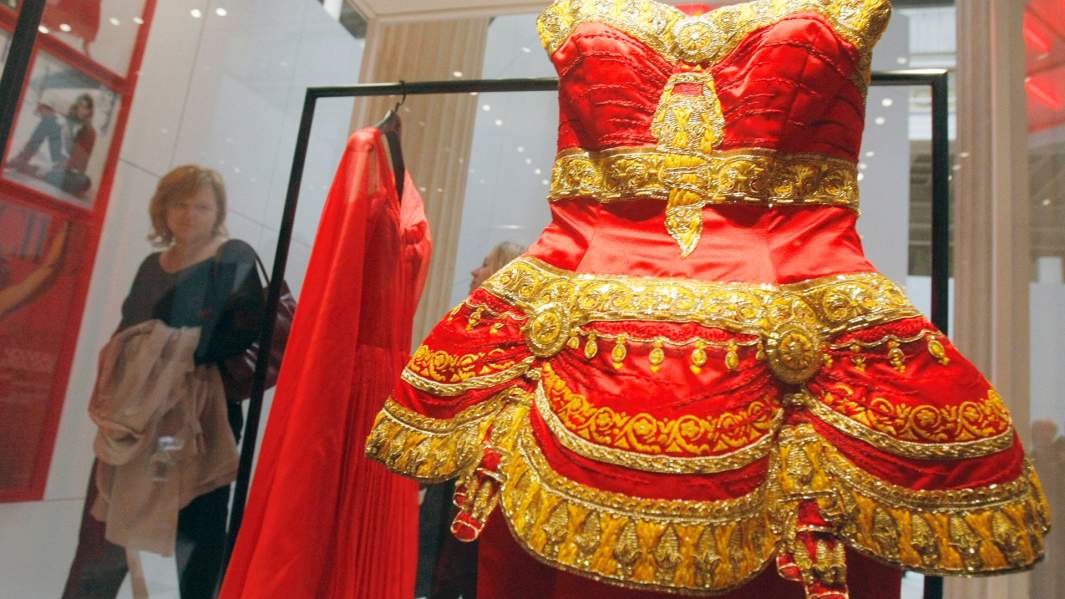 Участники пресс-конференции, посвященной предстоящему открытию в Государственном музее изобразительных искусств им. А.С.Пушкина выставки «Шанель. По законам искусства», осматривают экспозицию