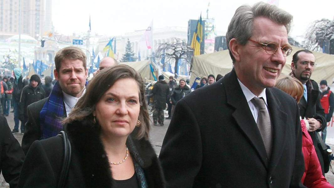 Бывший заместитель госсекретаря США Виктория Нуланд и бывший посол США в Украине Джеффри Пайетт после встречи с лидерами украинской оппозиции на площади Независимости в Киеве. 10 декабря 2013 года