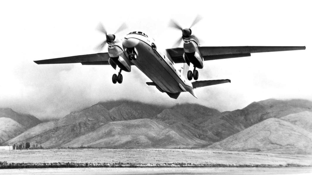 Cамолет Ан-32, созданный в конструкторском бюро им. О.К. Антонова