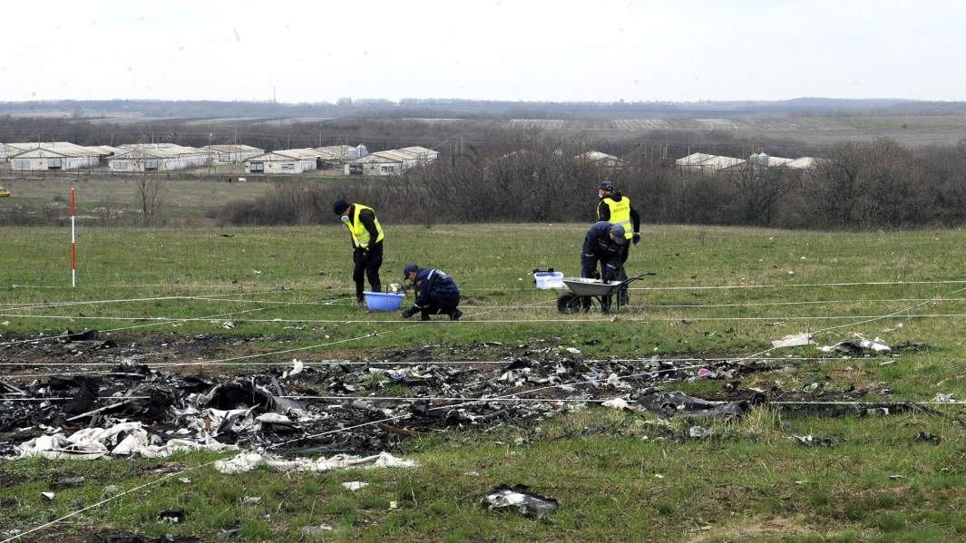 Эксперты из Нидерландов работают на месте крушения малайзийского самолета Boeing, выполнявшего рейс MH17 Амстердам — Куала-Лумпур