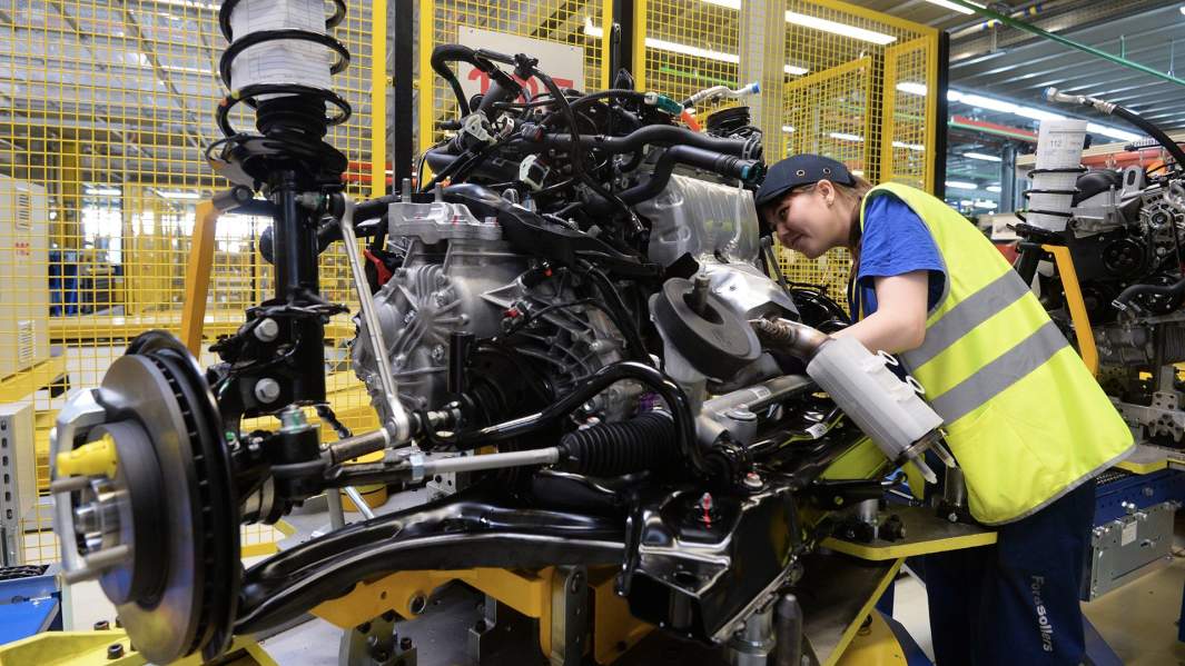 Рабочая в цехе сборки на заводе Ford Sollers в Набережных Челнах