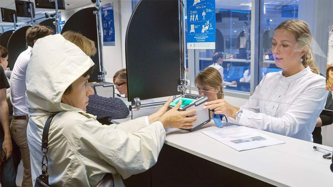 Демонстрация процедуры снятия биометрических данных в визовом центре