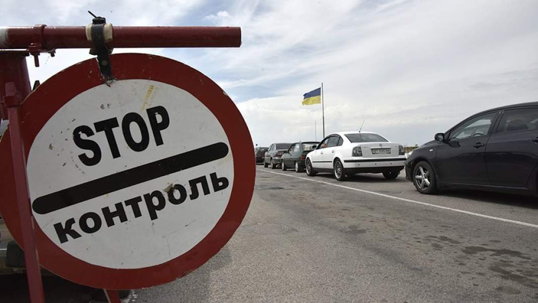 Автомобили на пункте пропуска «Джанкой» на границе России и Украины