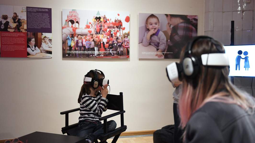 Посетители на инклюзивном благотворительном фестивале