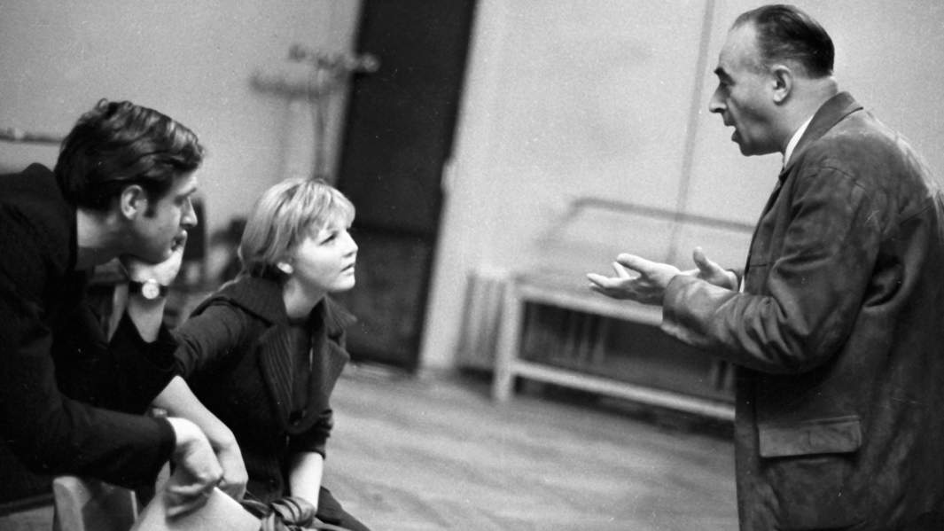 Народный артист РСФСР Владимир Этуш ведет занятие в Театральном училище имени Щукина.