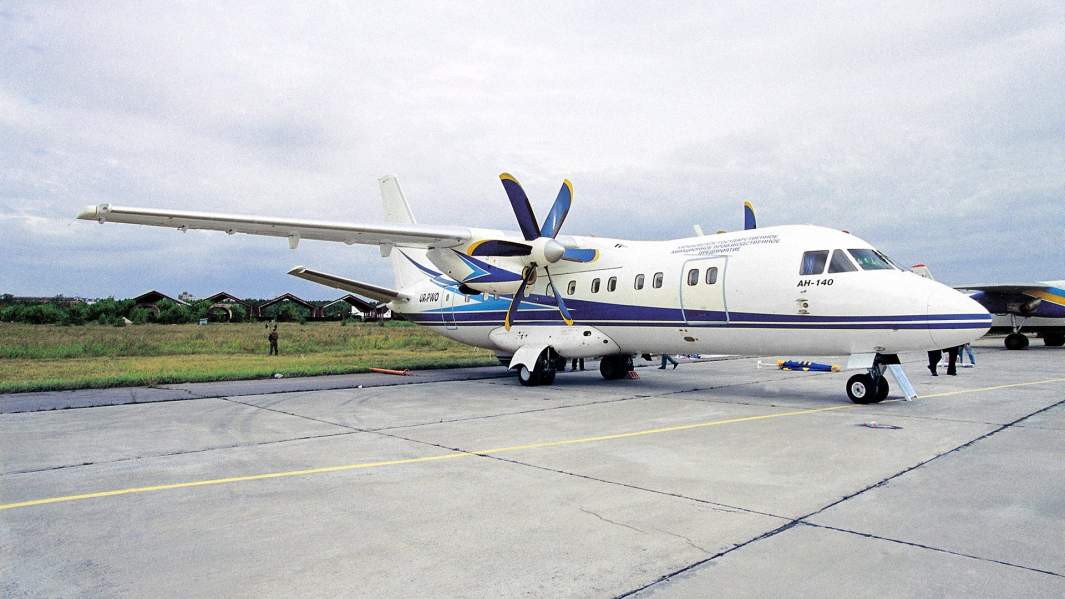 Региональный пассажирский самолет Ан-140 представлен на V международном авиакосмическом салоне «МАКС-2001» в городе Жуковский Московской области