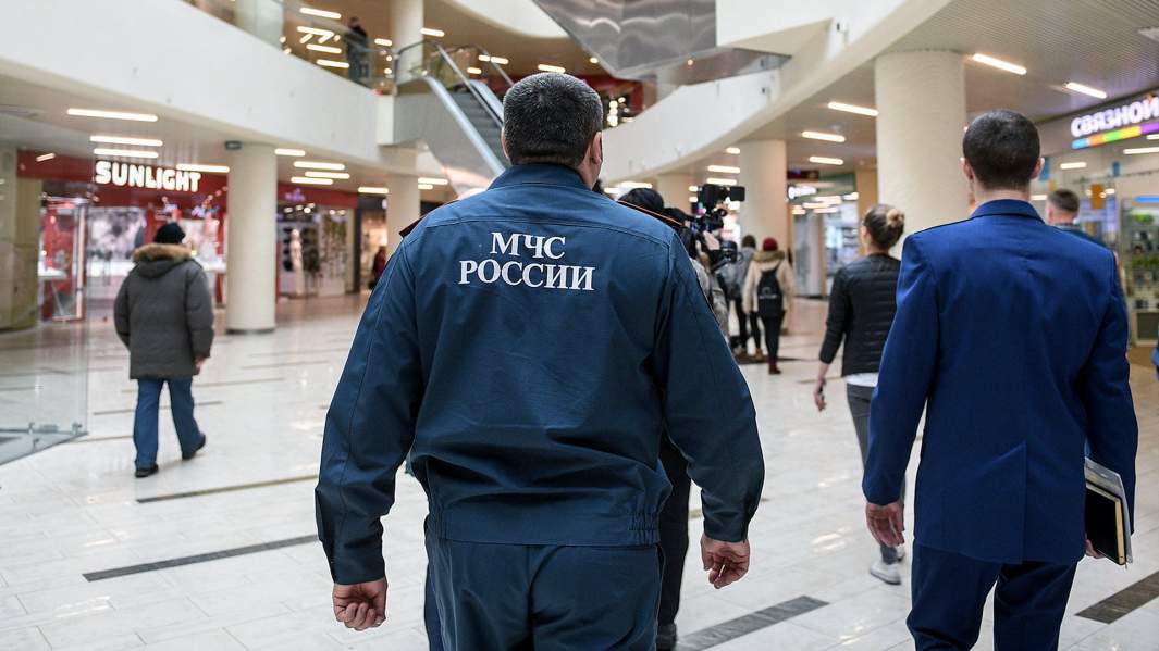 Сотрудники МЧС во время проверки пожарной безопасности в торговом центре