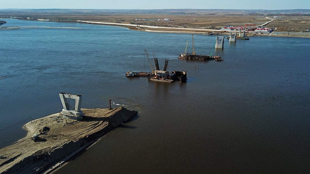 Опоры строящегося моста между российским городом Благовещенск и китайским городом Хэйхэ на реке Амур