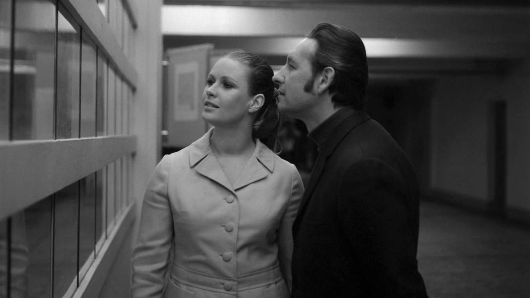 Кинорежиссер Анджей Вайда и актриса Беата Тышкевич во время экскурсии по киностудии «Мосфильм»