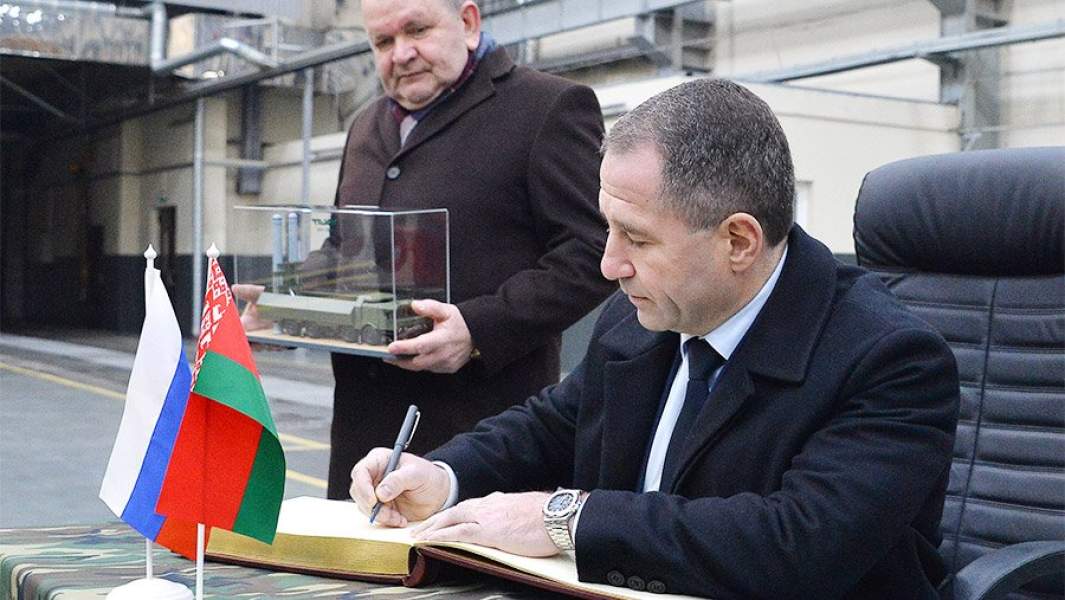  Михаил Бабич посетил Минский завод колесных тягачей