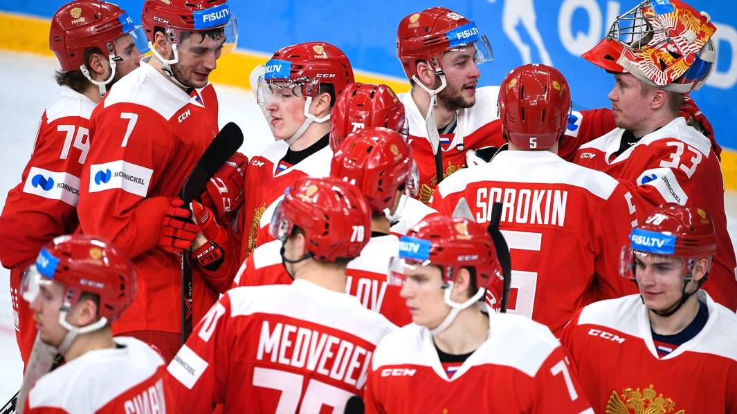 Игроки команды России радуются победе в хоккейном матче XXIX Всемирной зимней Универсиады 2019 между мужскими сборными России и Японии