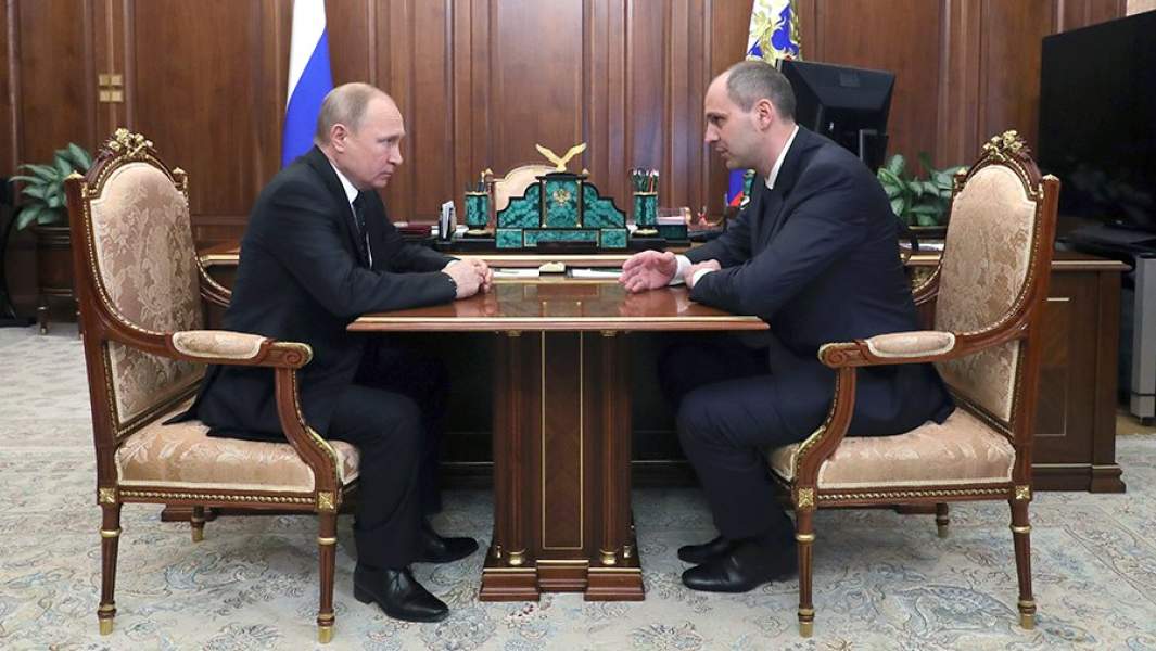 Президент РФ Владимир Путин во время рабочей встречи с Денисом Паслером, в ходе которой сообщил о своём решении назначить его временно исполняющим обязанности губернатора Оренбургской области