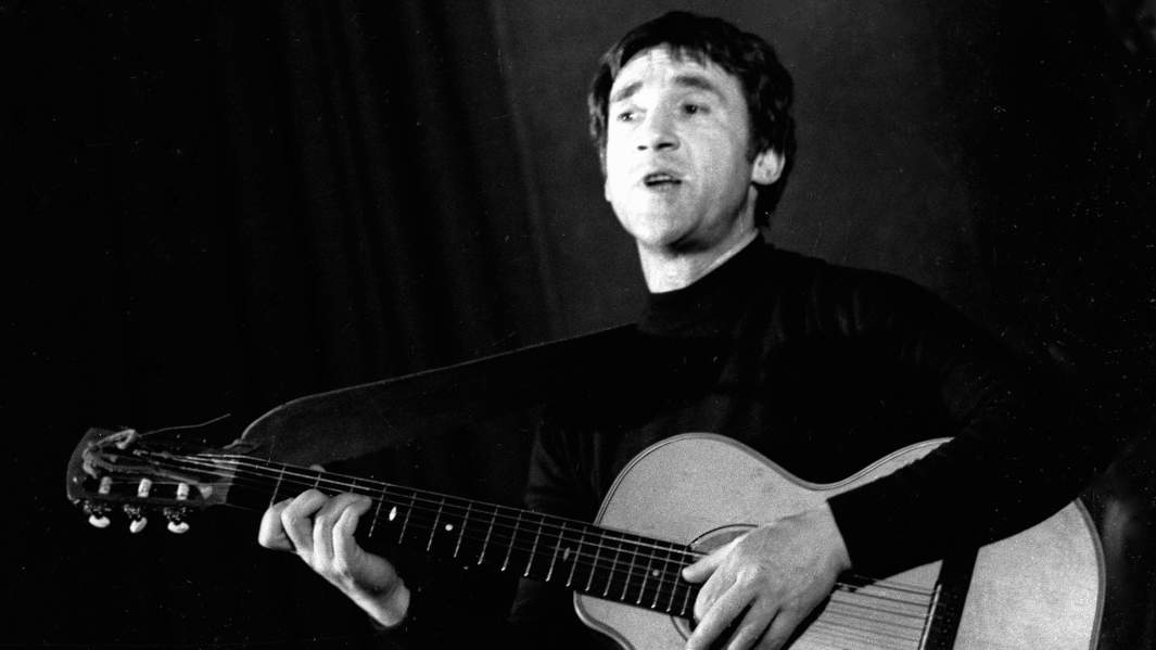 Актер театра и кино Владимир Высоцкий на концерте