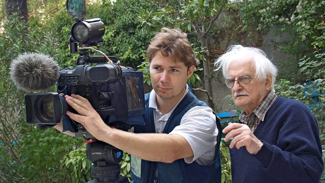 Кинорежиссер Марлен Хуциев во время своего 80-летнего юбилея в ялтинском пансионате «Малахит». Режиссер завершает съемки новой картины «Невечерняя» о Толстом и Чехове