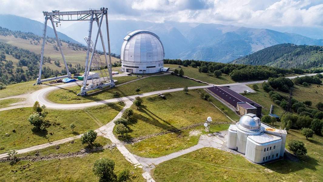 Вид на специальную астрофизическую обсерватория РАН в поселке Нижний Архыз
