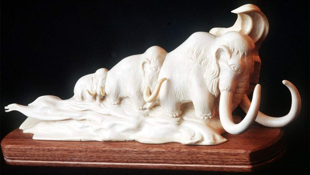 Скульптура из бивня мамонтав исполнении художника Владимира Таранца