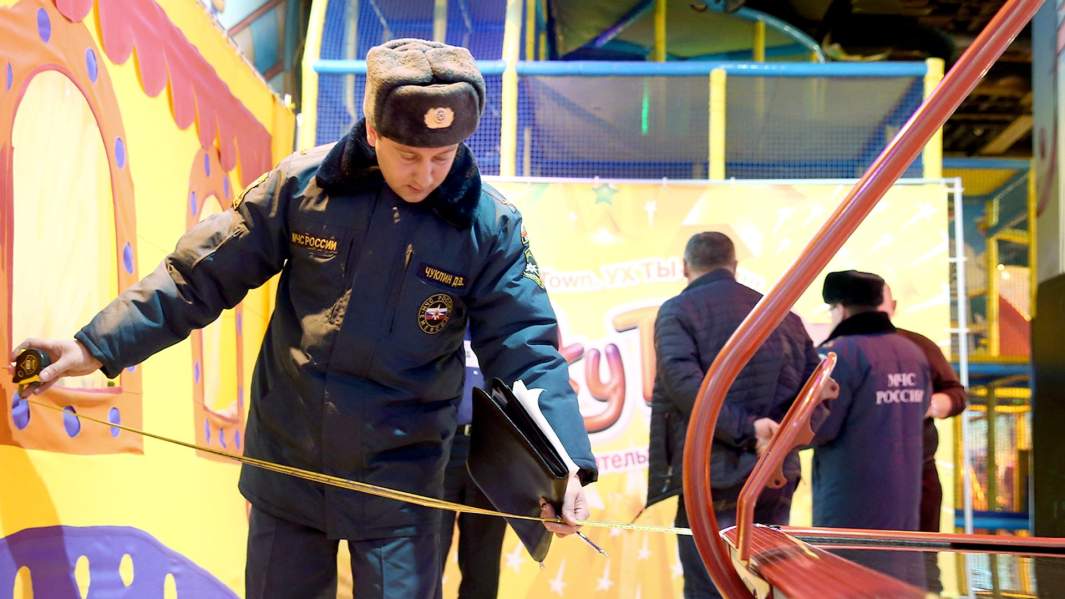 Сотрудник МЧС России во время проверки пожарной безопасности в торговом центре