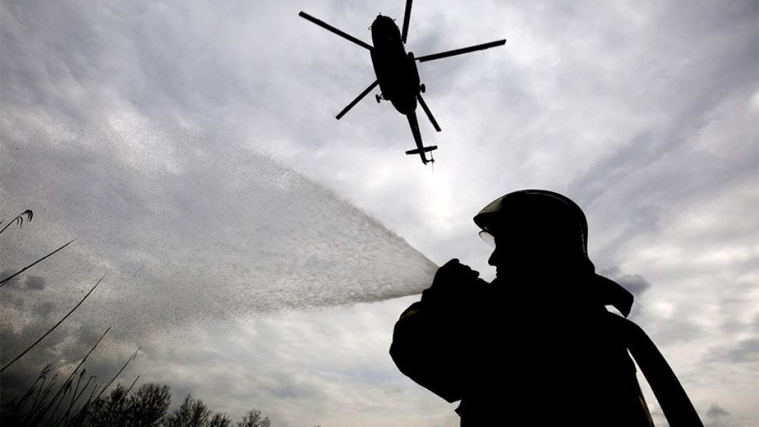 Силуэт пожарного и вертолета