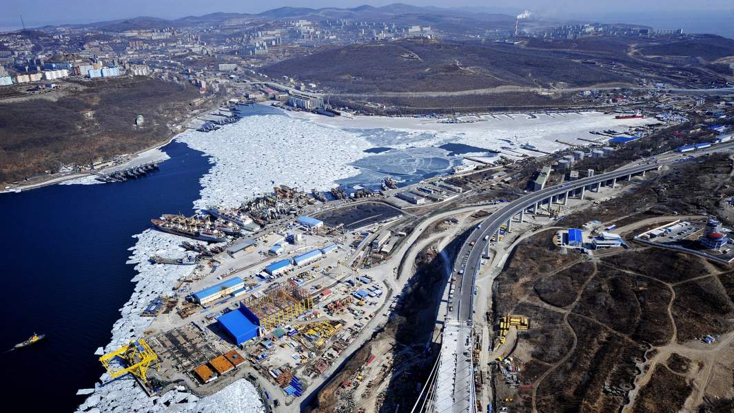 Вид с пилона моста на остров Русский через пролив Босфор Восточный