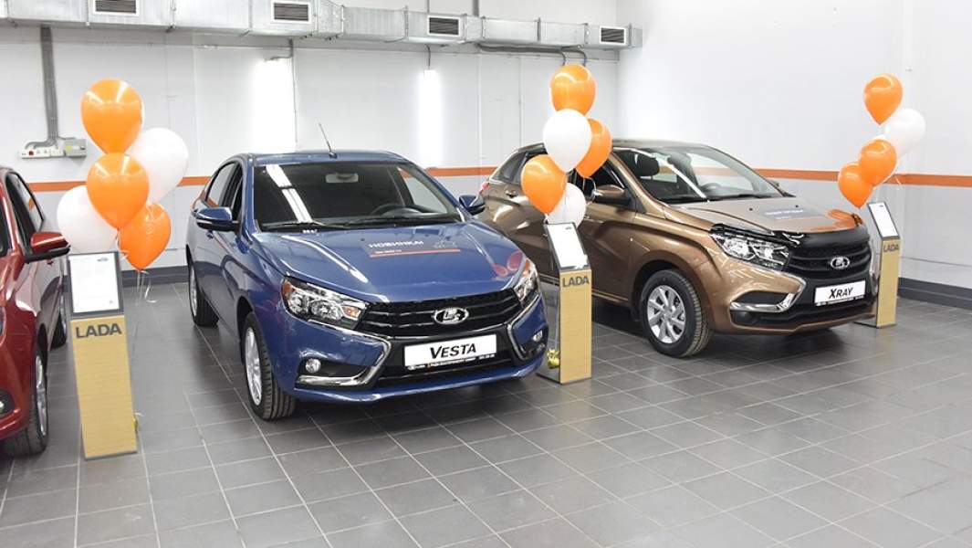 Автомобили Lada Vesta и Lada X-Ray в одном из автосалонов Екатеринбурга