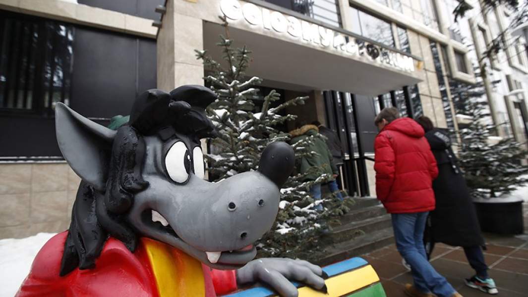 Волк из мульфильма «Ну, погоди!» у входа в здание киностудии «Союзмультфильм»