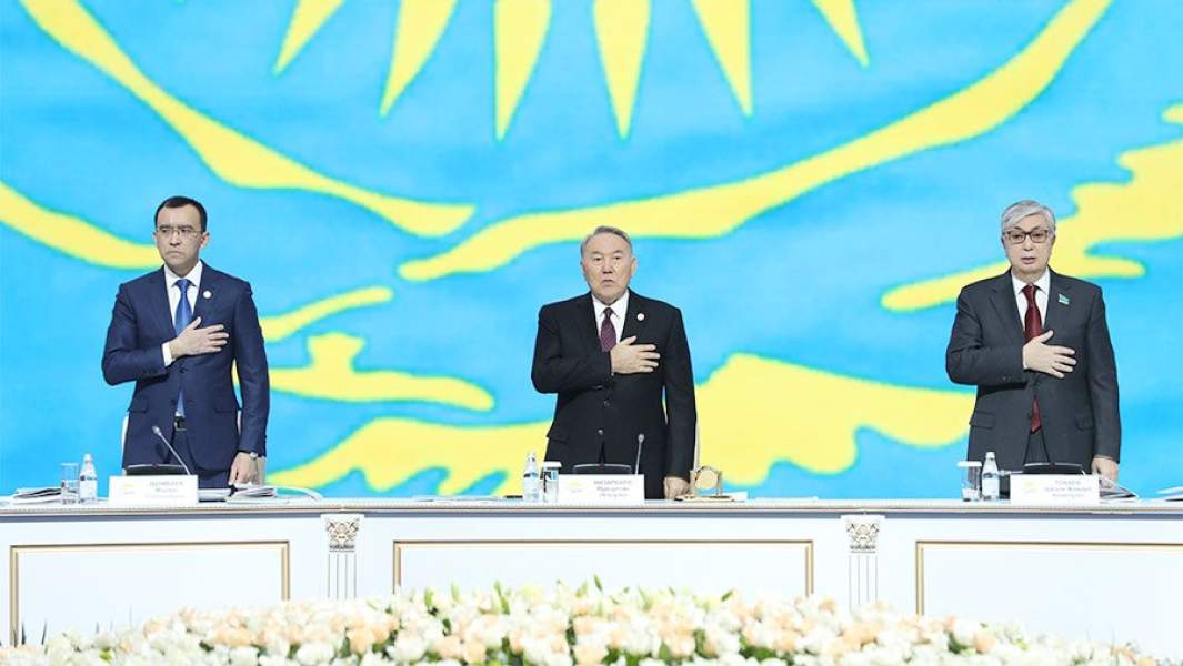 Первый зампред партии «Нур Отан» Маулен Ашимбаев, президент Казахстана Нурсултан Назарбаев и председатель Сената парламента Казахстана Касым-Жомарт Токаев