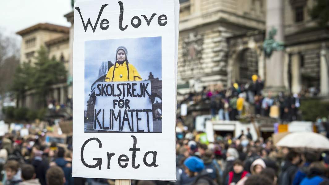 Плакат с изображением Греты Тунберг на студенческой демонстрации в Лозанне, Швейцария
