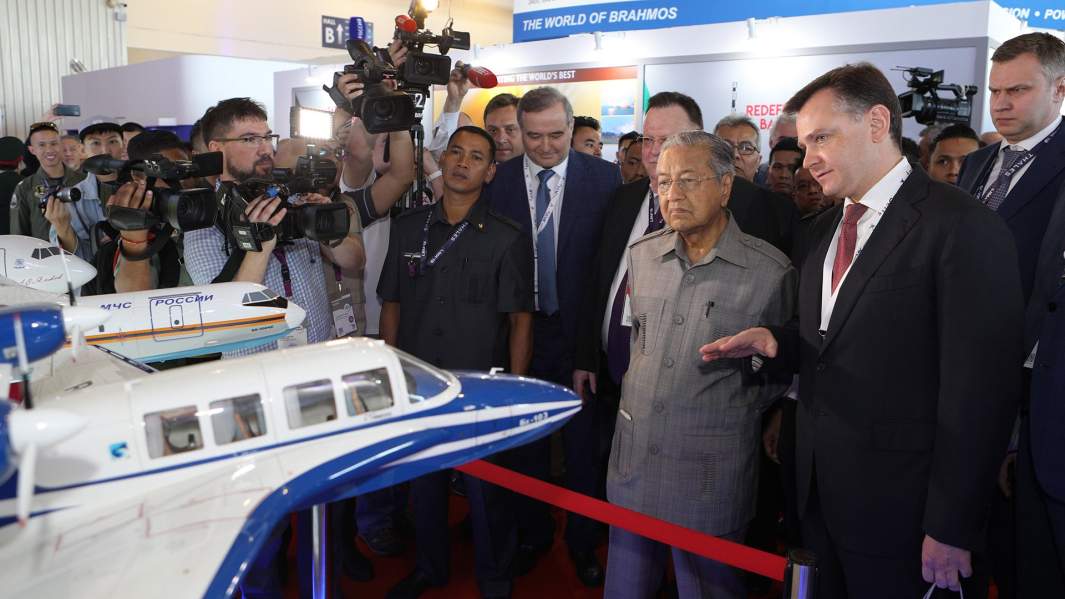 Президент ОАО «Объединенная авиастроительная корпорация» (ОАК) Юрий Слюсарь и премьер-министр Малайзии Махатхир Мохамад