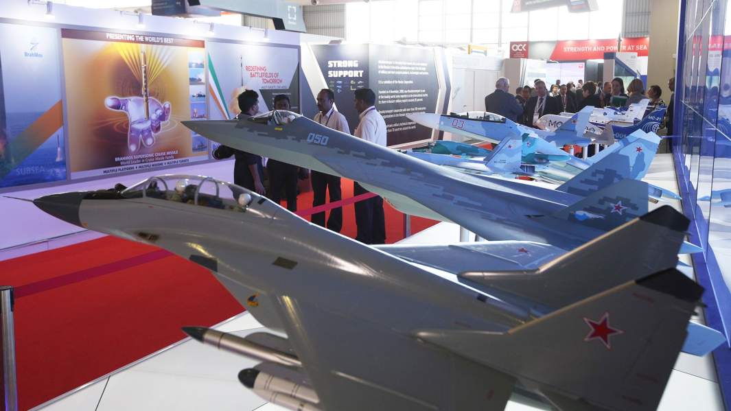 Макеты истребителей МиГ-35 и Су-57 на стенде российской государственной компании «Рособоронэкспорт»