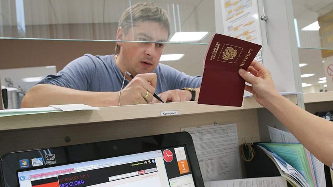 Посетитель в сервисно-визовом центре Германии