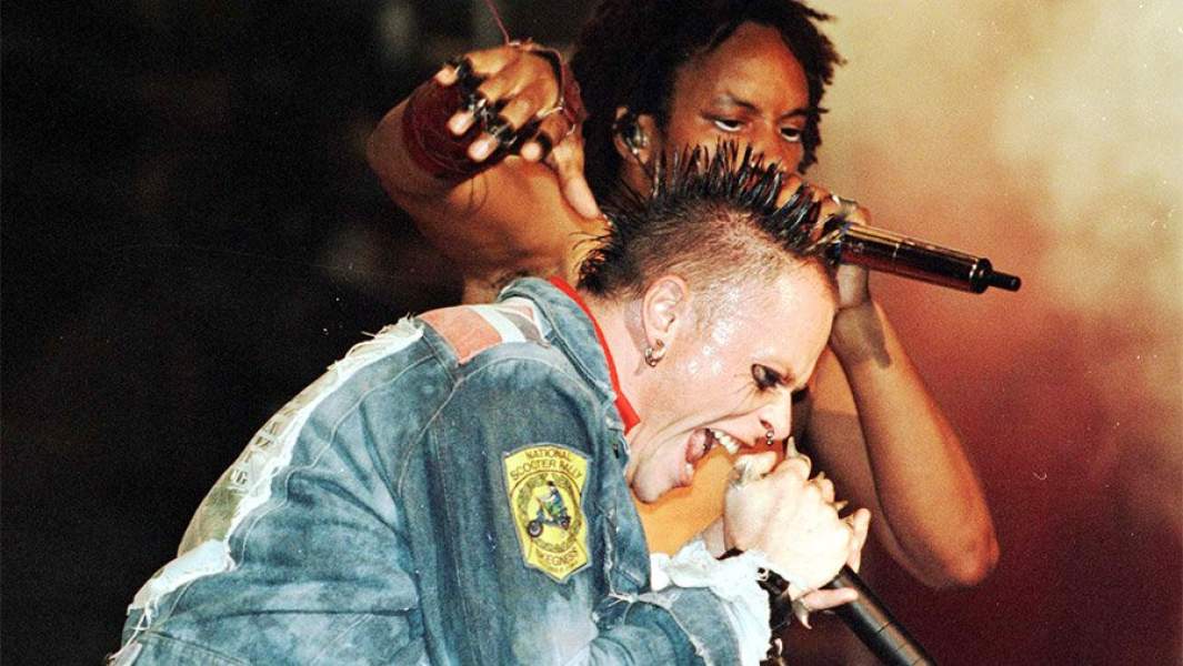 Вокалисты группы Prodigy Кит Флинт  и Максим Реалити  во время живого выступления