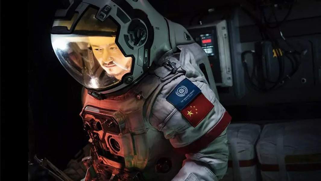 Кадр из фильма "Блуждающая Земля"