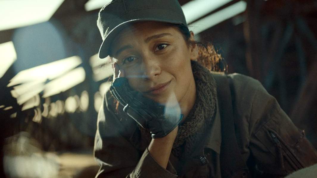 Актриса Равшана Куркова в роли снайпера Веры в фмльме «Балканский рубеж»