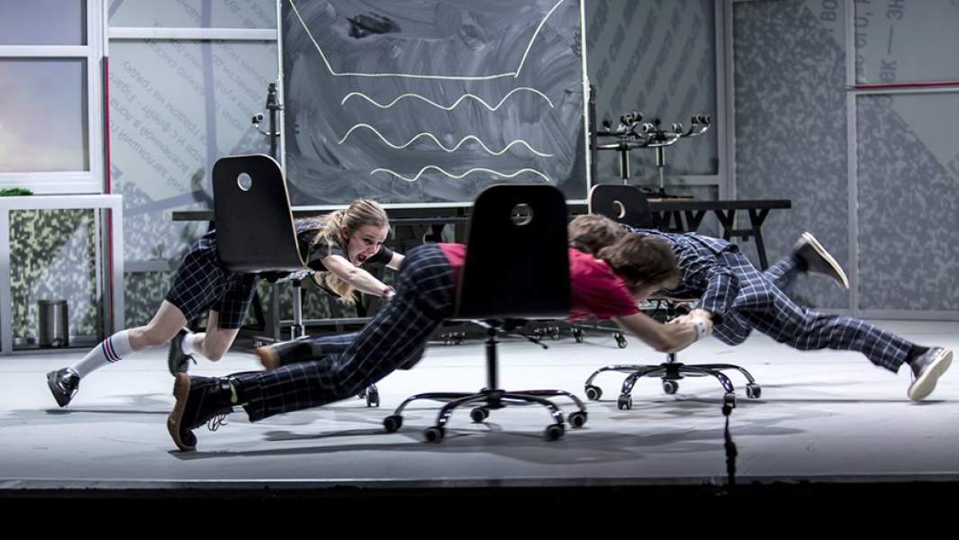 Сцена из спектакля «Всем кого касается» в театре «Сатирикон»