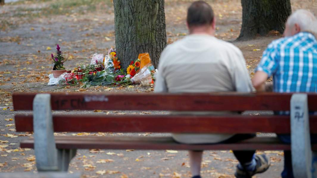 Цветы на месте убийства,  22-летнего немца, по подозрению в его убийстве были двое афганцев, Германия