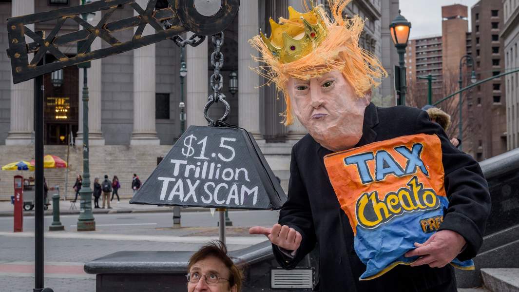 Акция протеста против налогов Трампа в Нью-Йорке